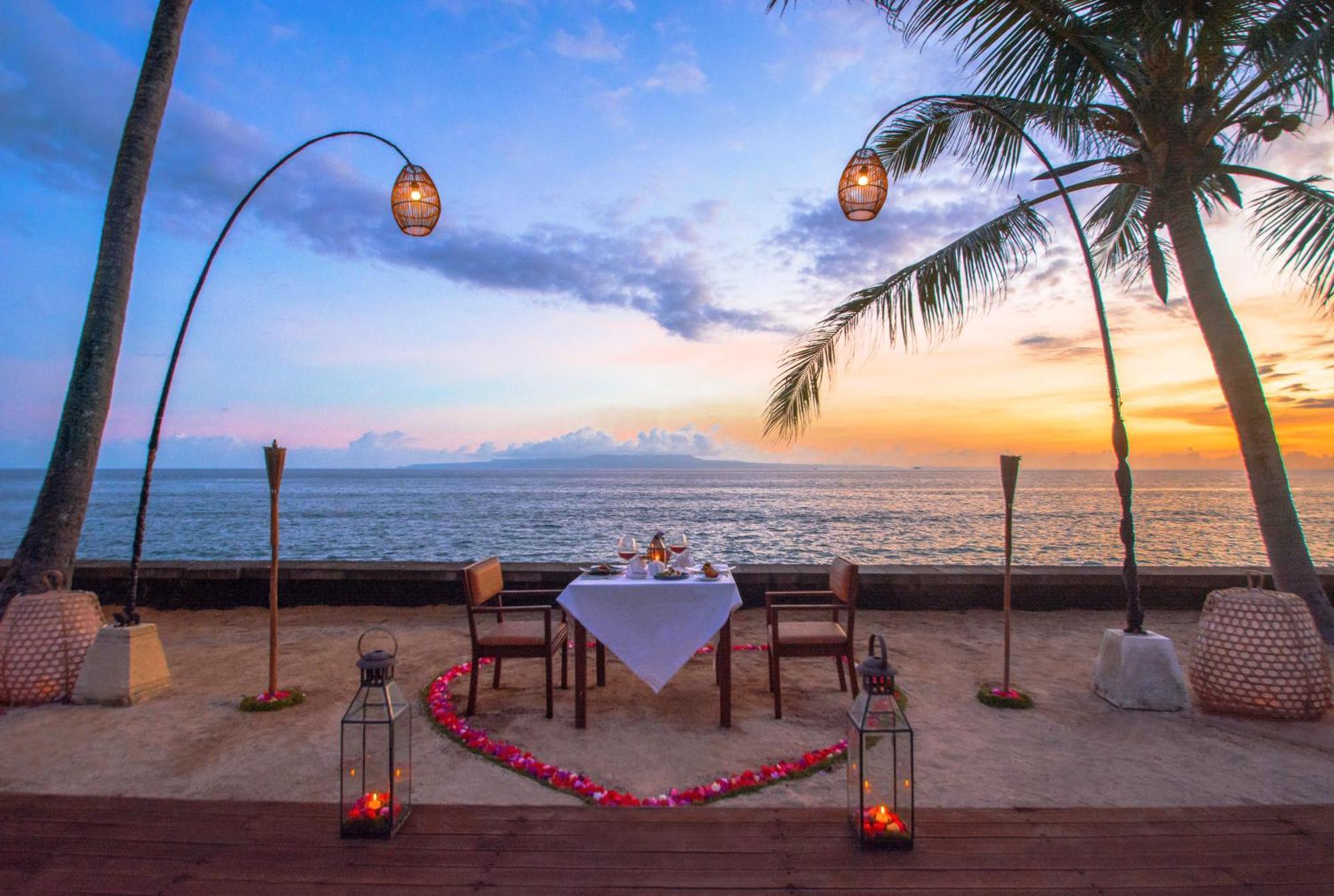 Nirwana Beach & Resort Candidasa Екстериор снимка Sunset at the beach