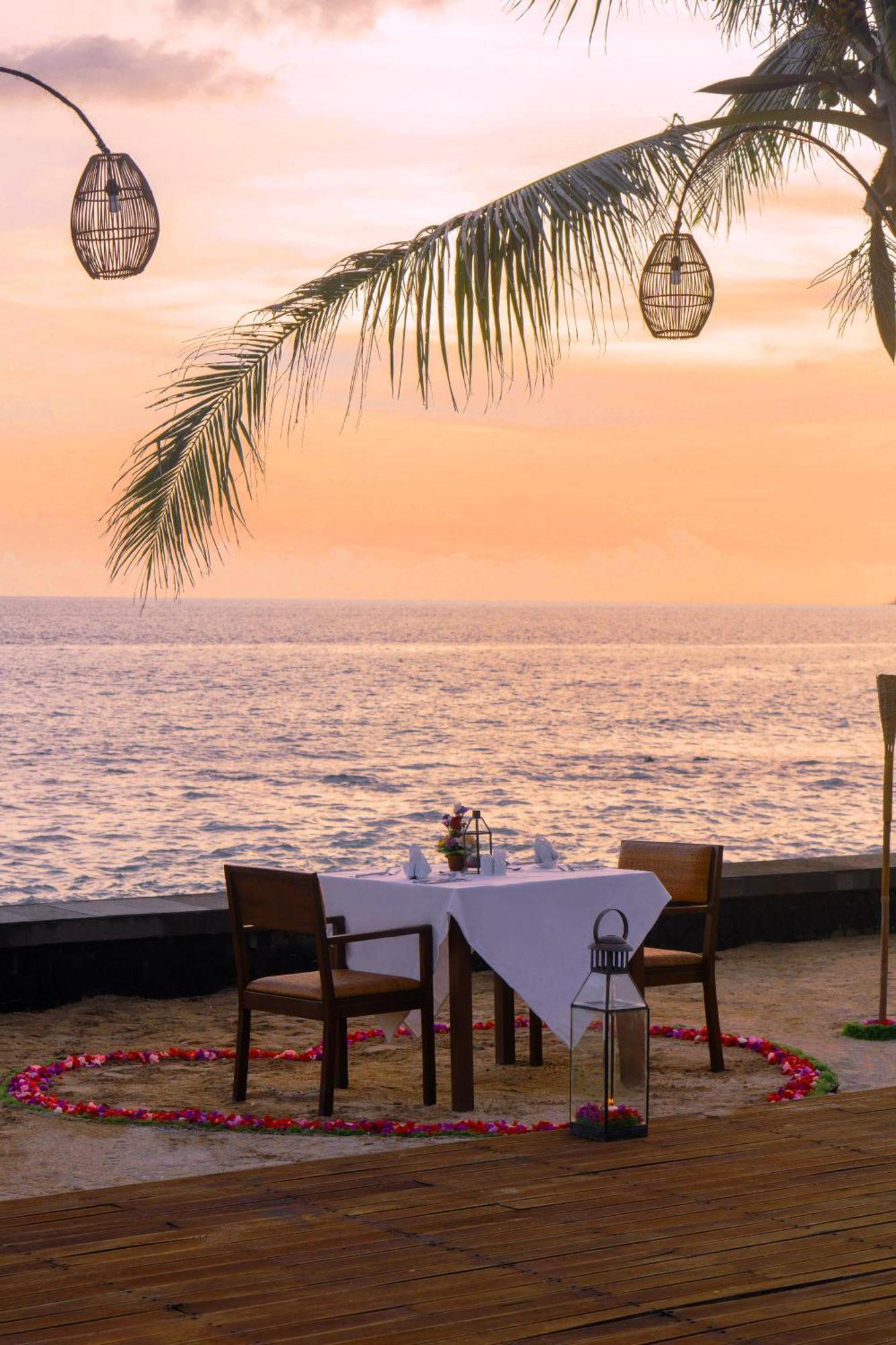 Nirwana Beach & Resort Candidasa Екстериор снимка Sunset at the beach