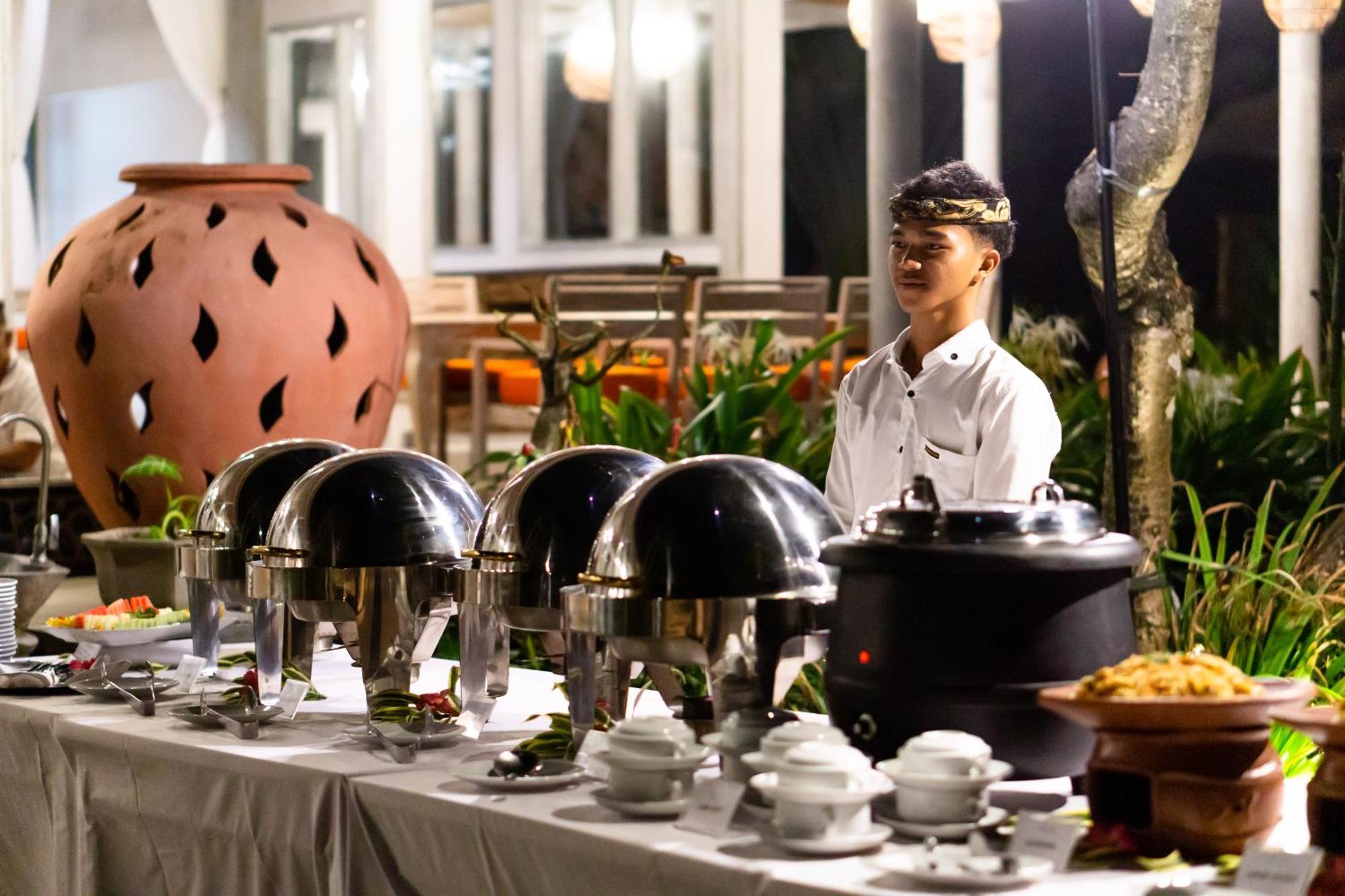 Nirwana Beach & Resort Candidasa Екстериор снимка A buffet at a hotel