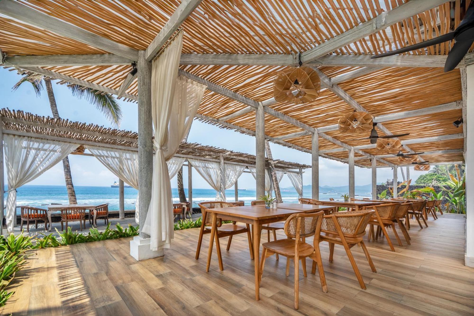 Nirwana Beach & Resort Candidasa Екстериор снимка The Beach Club