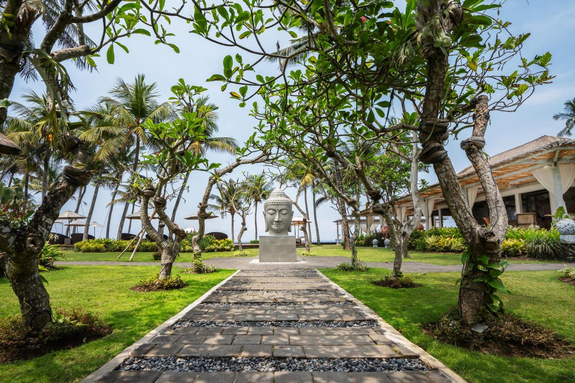 Nirwana Beach & Resort Candidasa Екстериор снимка The resort's gardens