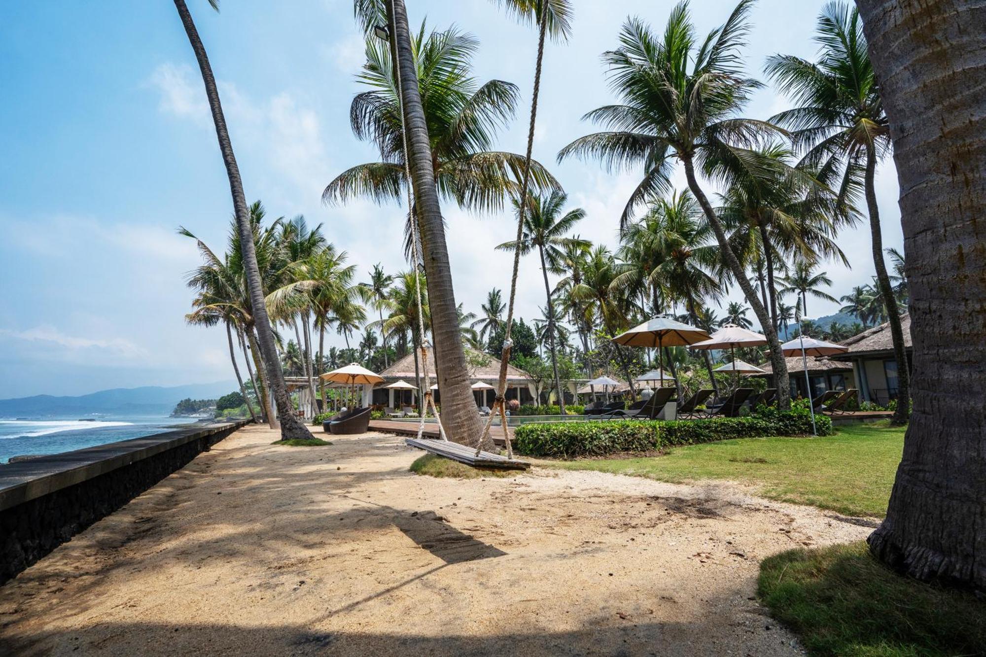 Nirwana Beach & Resort Candidasa Екстериор снимка The beach at the resort