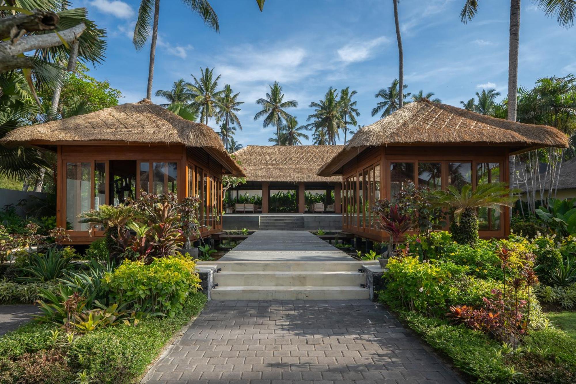 Nirwana Beach & Resort Candidasa Екстериор снимка The resort's main entrance