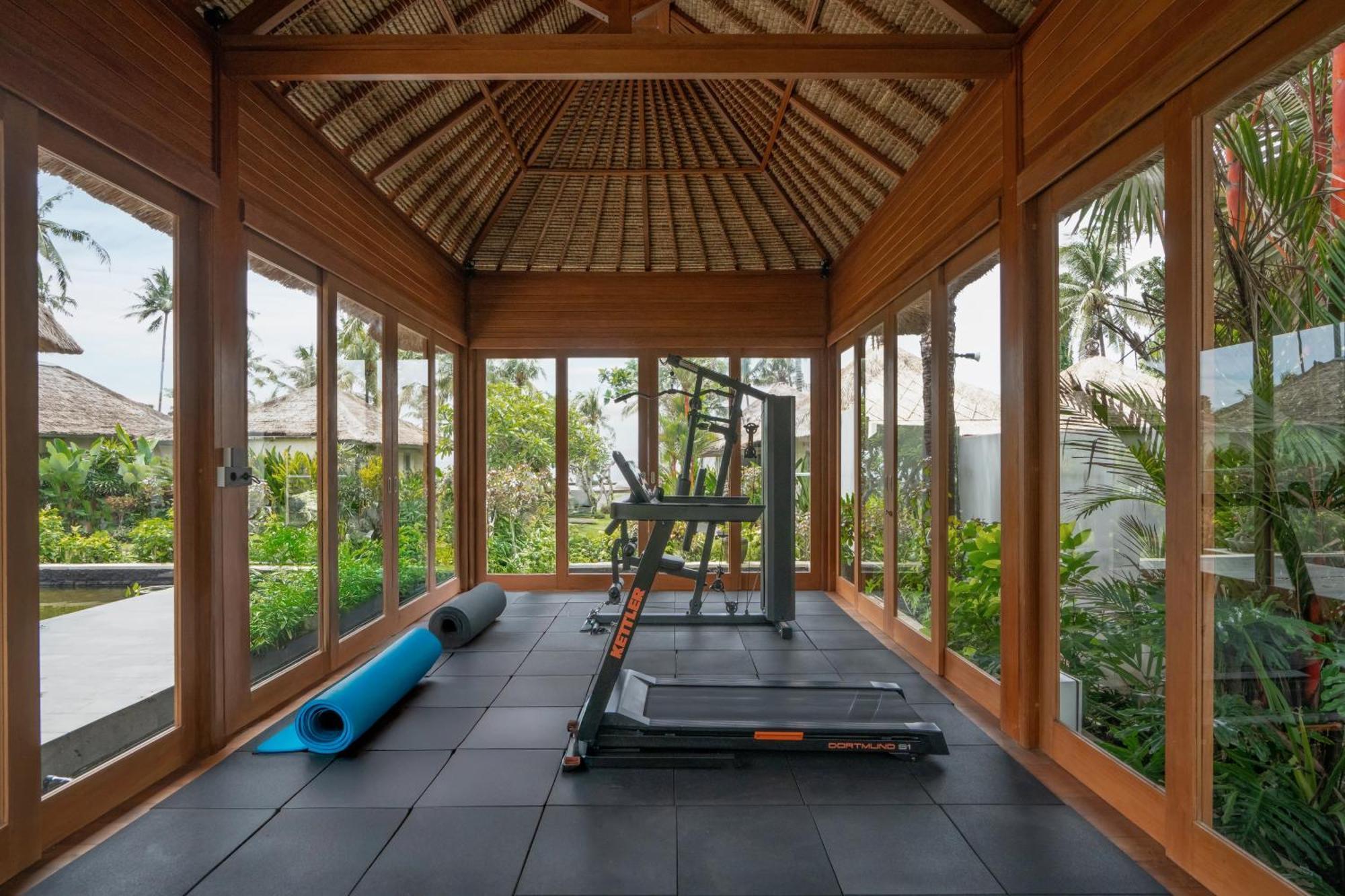 Nirwana Beach & Resort Candidasa Екстериор снимка The gym at the resort